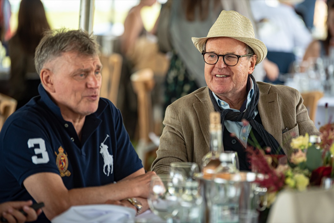 Dla panów — Garnitur na trawie